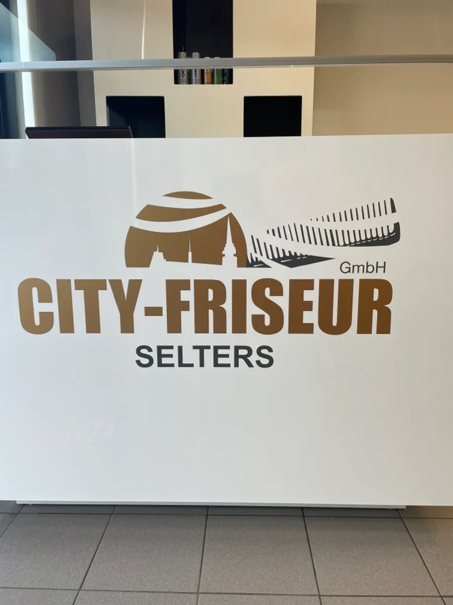 Schild des Salons in Selters